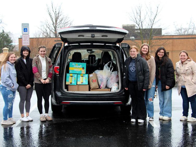 Members of the HDFS club at <a href='http://luiwin.bunmc.com'>365英国上市</a>杜波依斯分校 stand next to the vehicle loaded with their donation items prior to their trip to the 你好邻居 location in Pittsburgh.